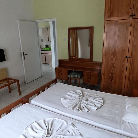 Island Budget Apartments Paphos Esterno foto