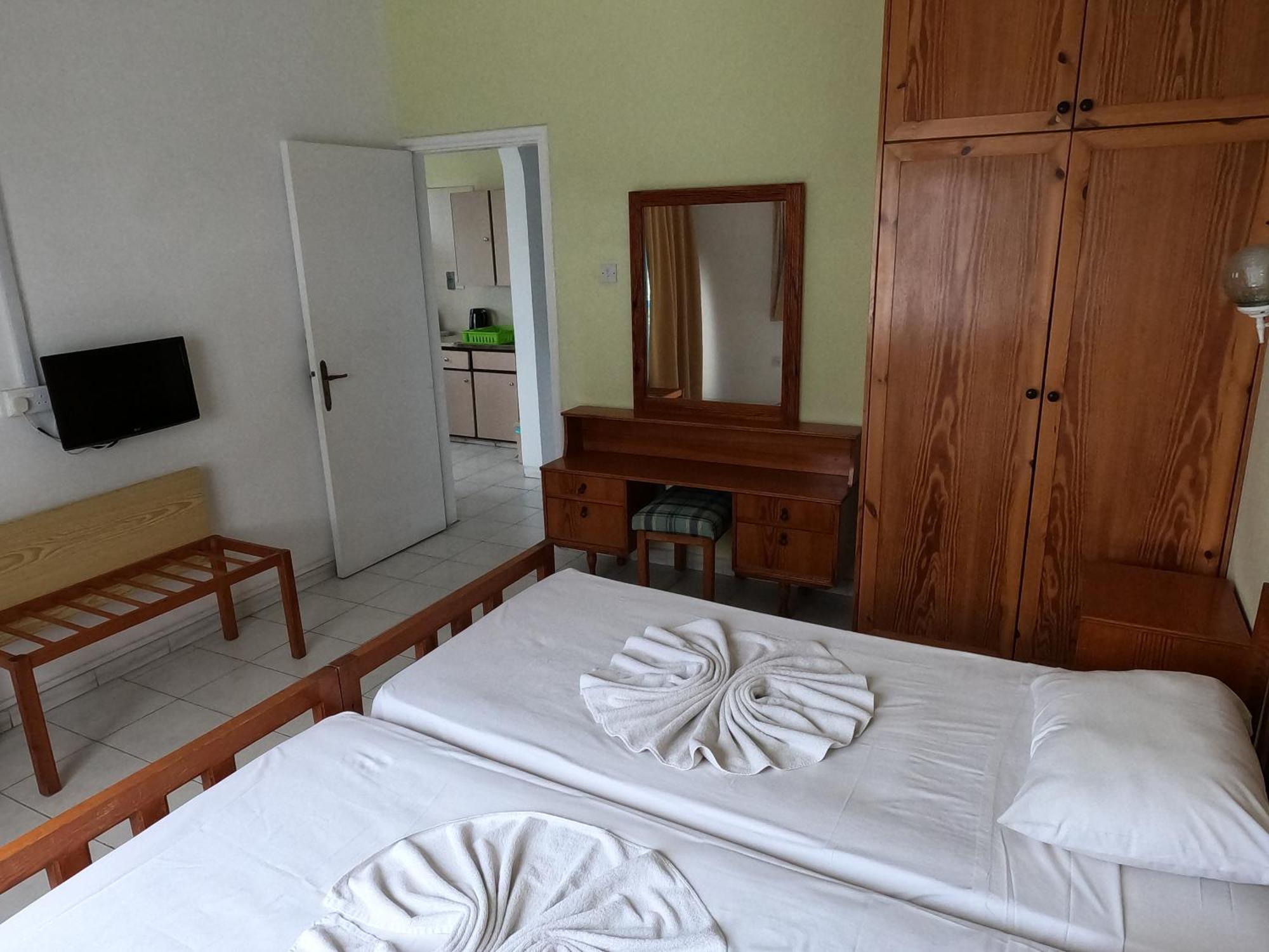 Island Budget Apartments Paphos Esterno foto