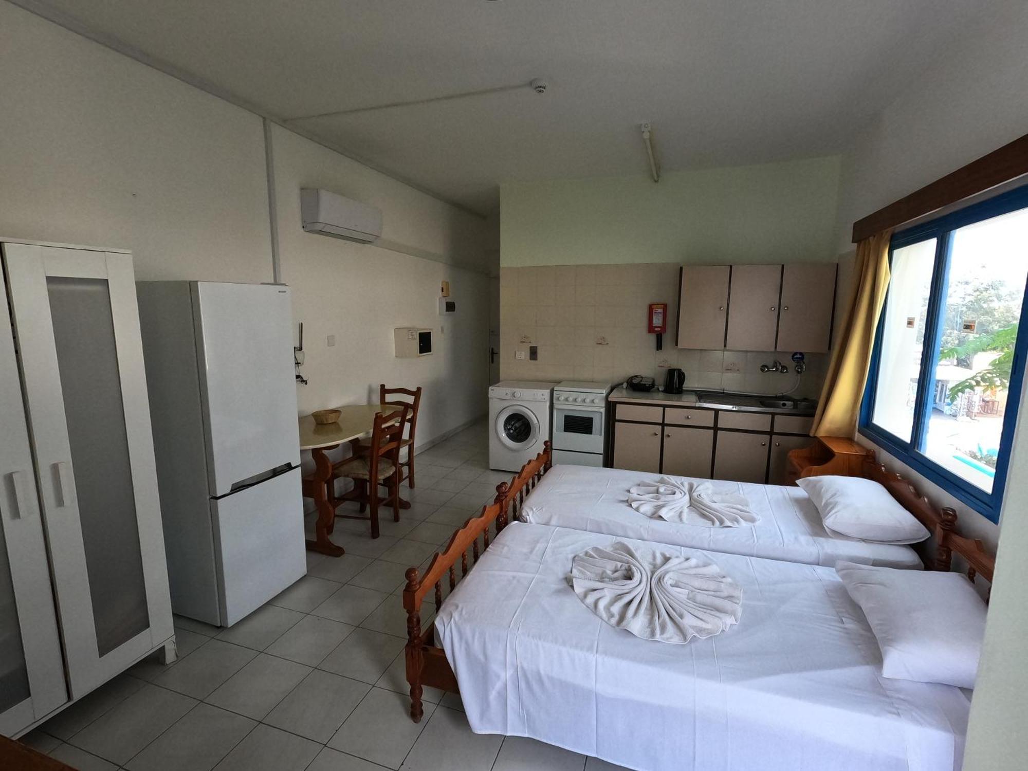 Island Budget Apartments Paphos Esterno foto