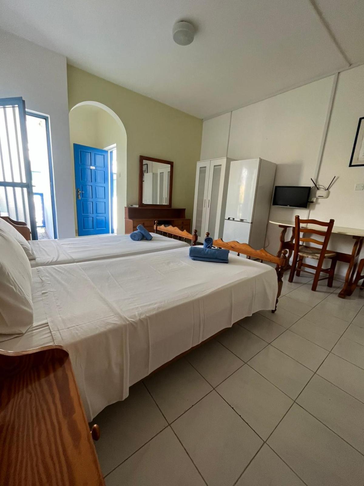 Island Budget Apartments Paphos Esterno foto