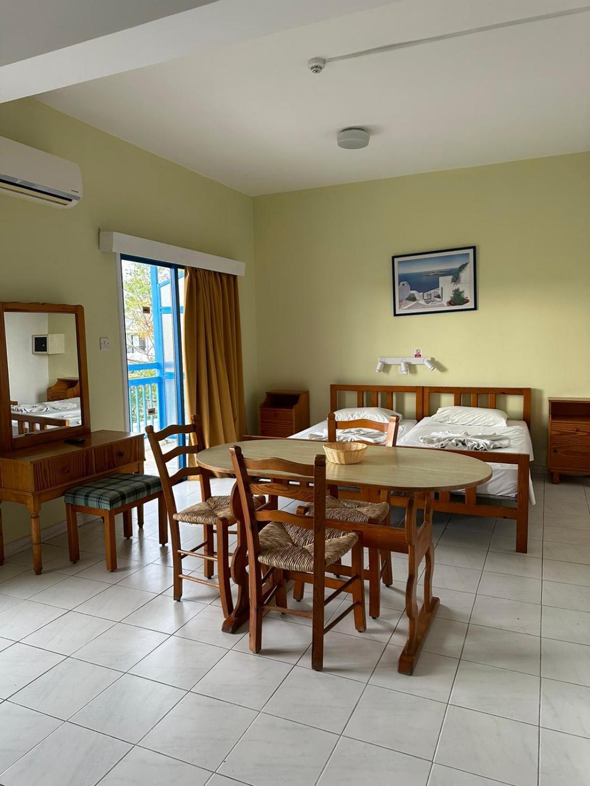 Island Budget Apartments Paphos Esterno foto