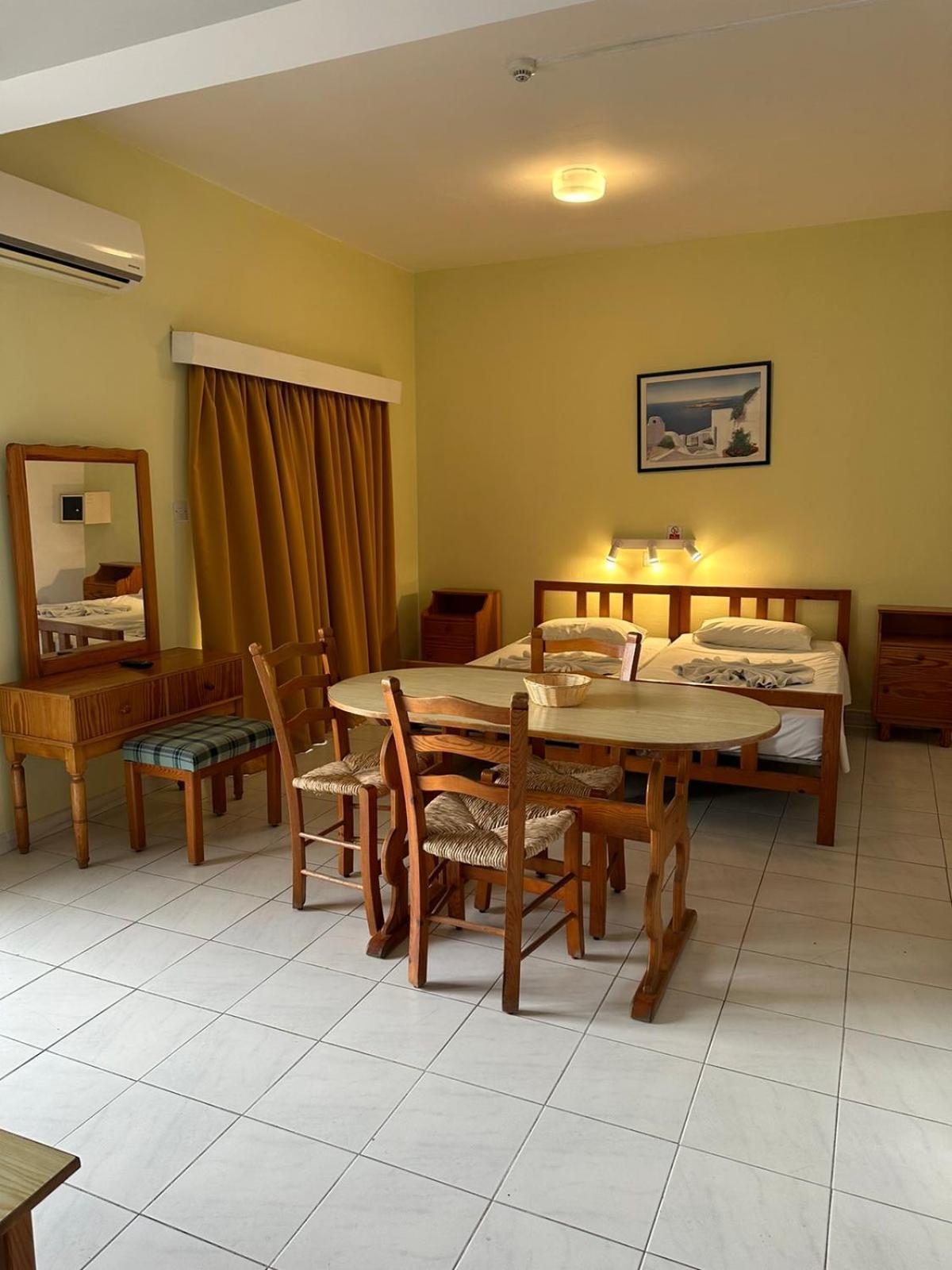 Island Budget Apartments Paphos Esterno foto