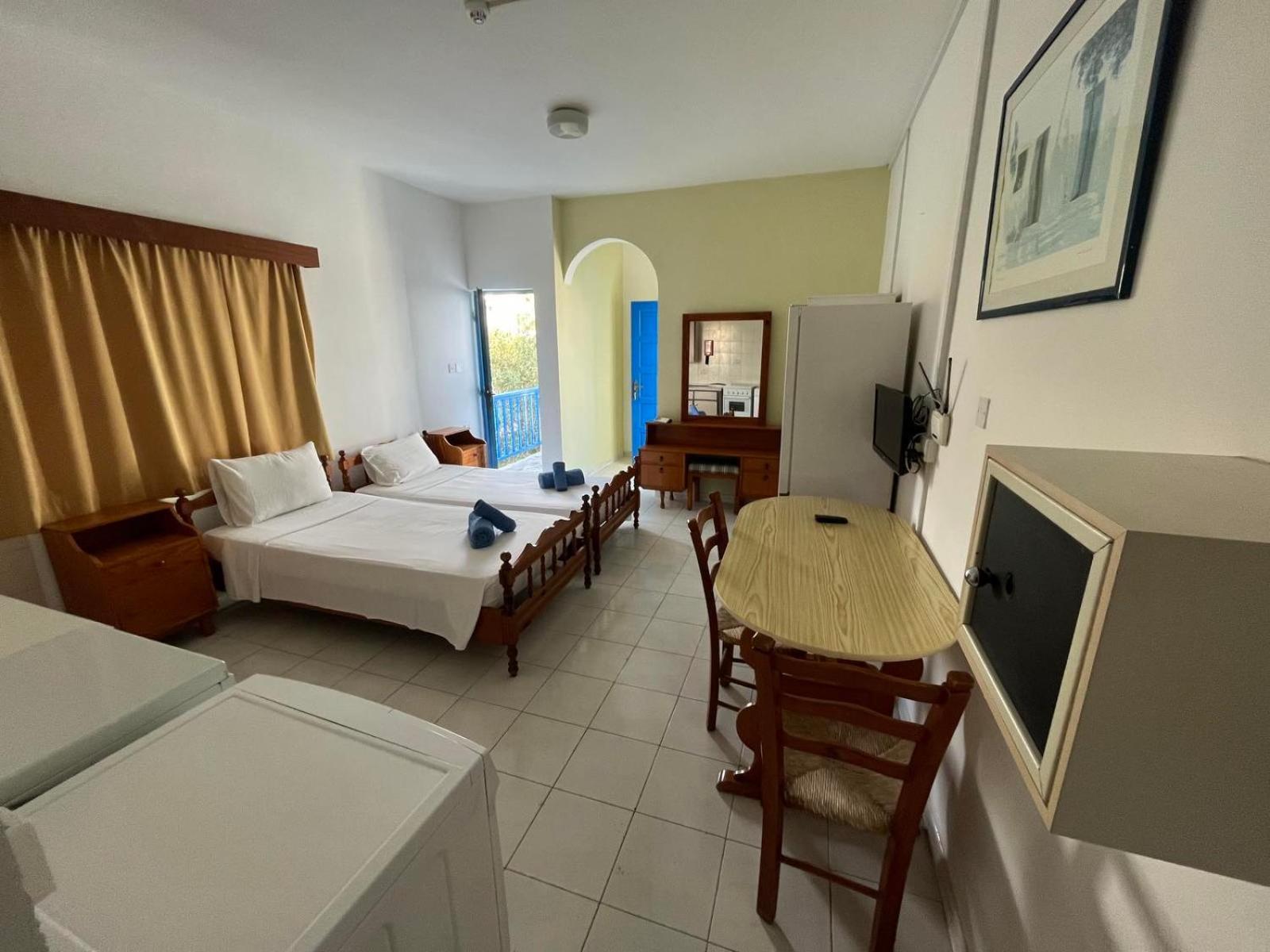 Island Budget Apartments Paphos Esterno foto